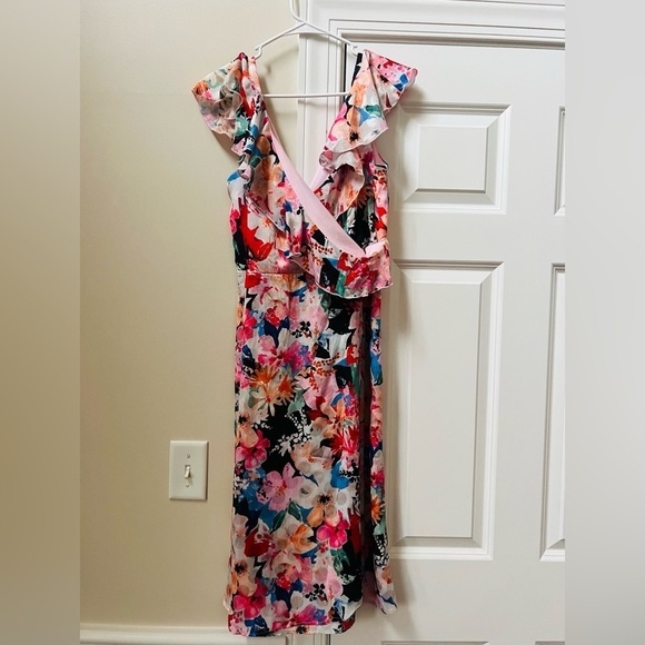 Tahari Dresses & Skirts - Beautiful Tahari floral dress size 4